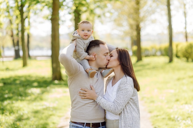 Famiglia che gode della passeggiata nel parco