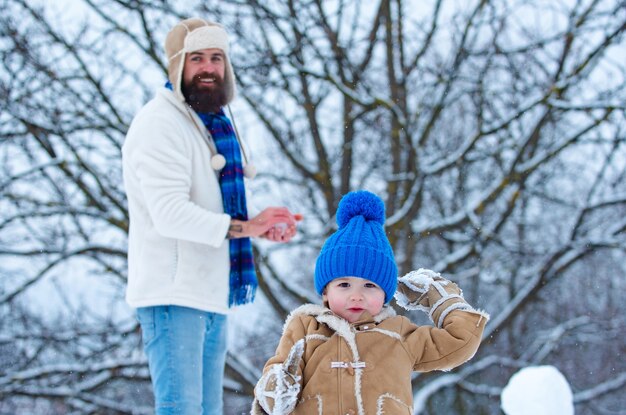Семья отца и ребенка на открытом воздухе зимой