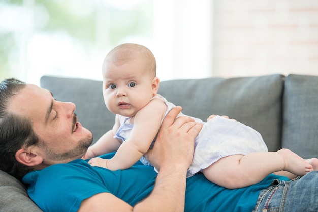 Семейное отцовство и концепция людей счастливый отец держит дома маленькую дочь