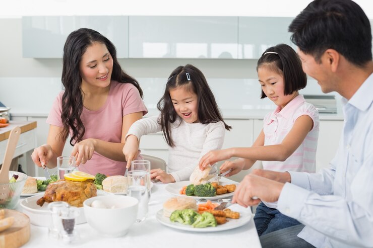 Photo キッチンで健康的な食事を楽しむ4人の家族