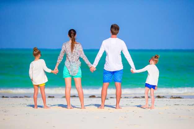 Famiglia di quattro persone in vacanza