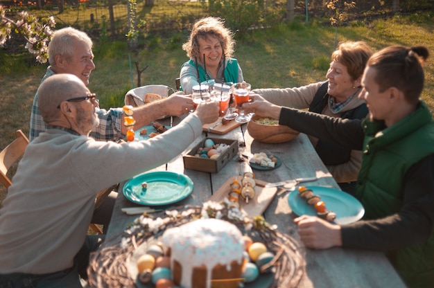 La famiglia si è riunita a una tavola festiva in giardino per celebrare la pasqua