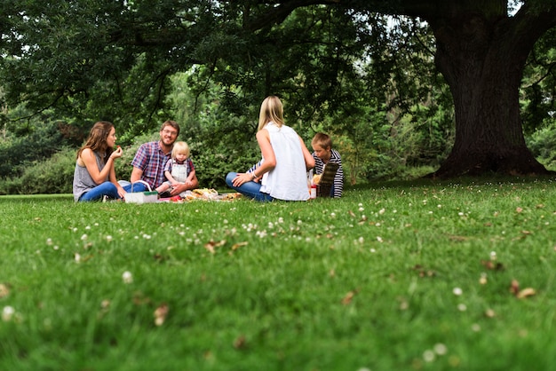 Concetto di rilassamento di unità di picnic delle generazioni della famiglia