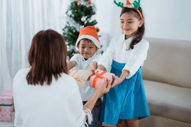 クリスマスの家族の贈り物交換