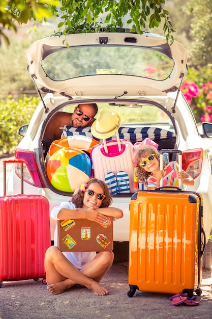 Foto famiglia che va in vacanza estiva