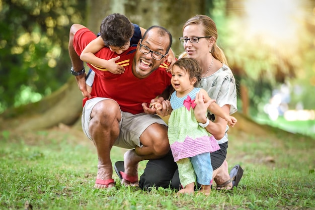 Foto famiglia sul campo erboso del parco