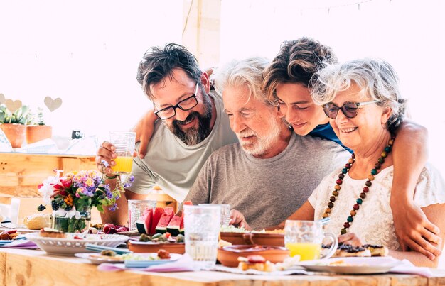 Il gruppo familiare di persone con generazioni miste si diverte insieme a cena