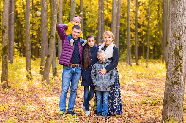 Gruppo di famiglia rilassante all'aperto nel paesaggio autunnale.