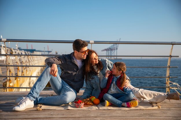 Photo family hanging out on a jetty