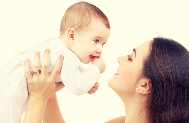 家族と幸せな人々の概念-赤ちゃんと母親