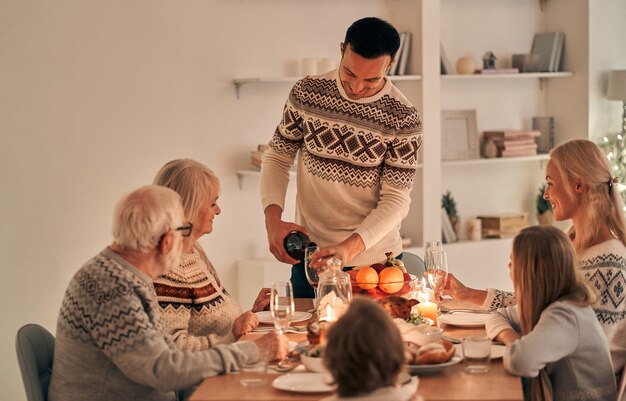 クリスマスディナーを食べている家族