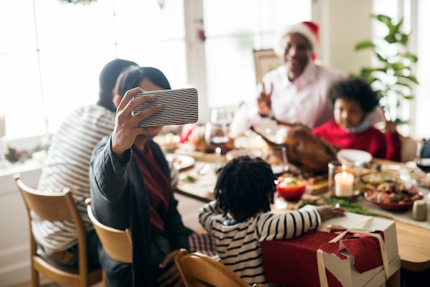 Foto famiglia con una cena di natale