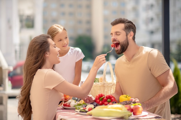 屋外で一緒に夕食を持っている家族