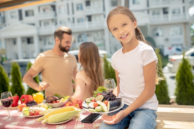 屋外で一緒に夕食を持っている家族