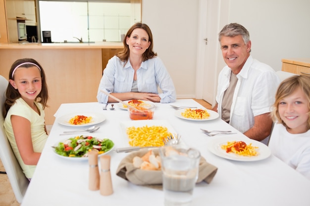 Photo family having dinner