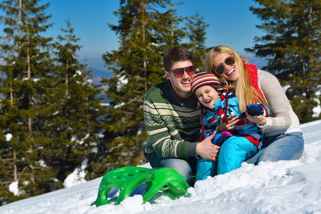 Photo family having fun on fresh snow at winter