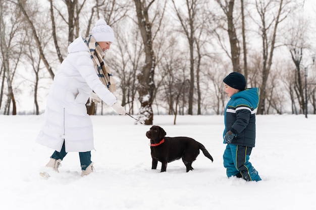 写真 雪の中で楽しんでいる家族