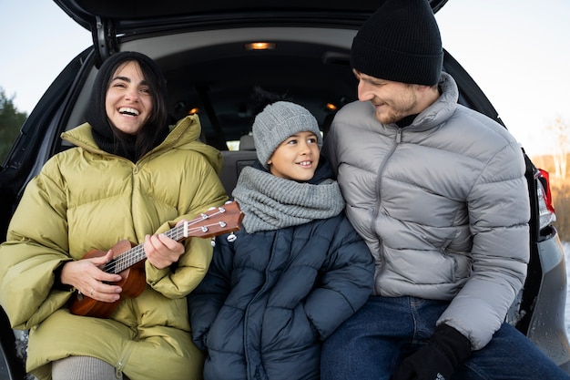 Foto famiglia che si diverte nella natura