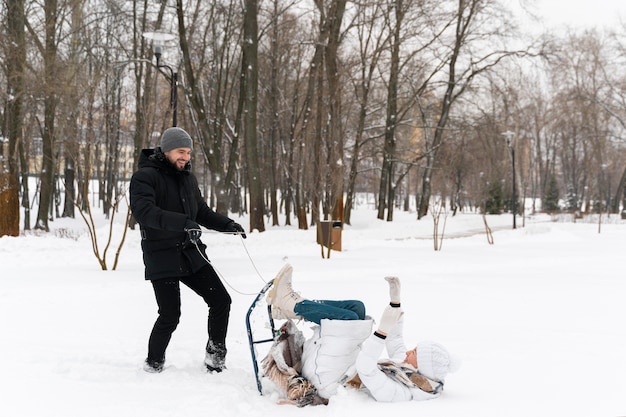 Семья весело в снегу