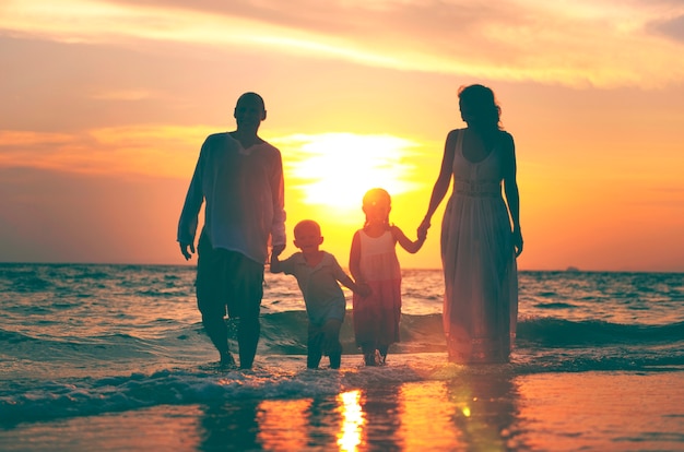 Famiglia divertendosi in vacanza con tramonto perfetto