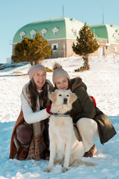 Foto famiglia che si diverte in inverno