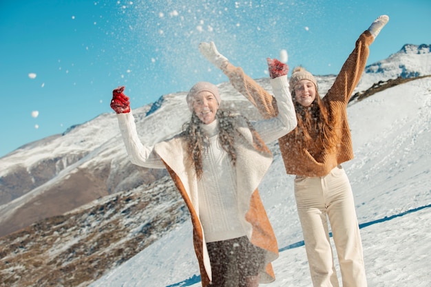 Foto famiglia che si diverte in inverno