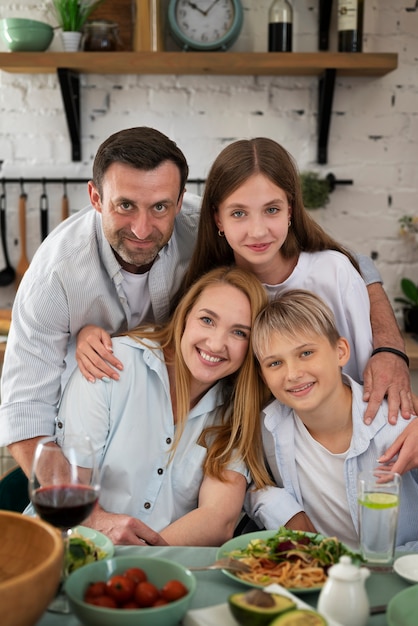 Foto famiglia che si diverte insieme