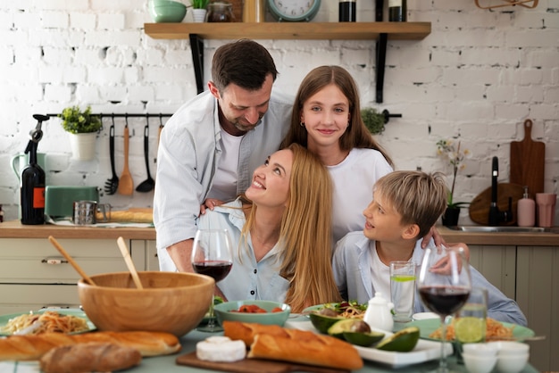 Foto famiglia che si diverte insieme