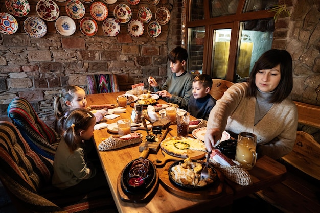 Семья обедает вместе в аутентичном украинском ресторане
