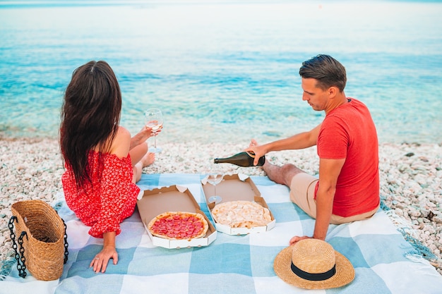 Famiglia che ha un picnic sulla spiaggia