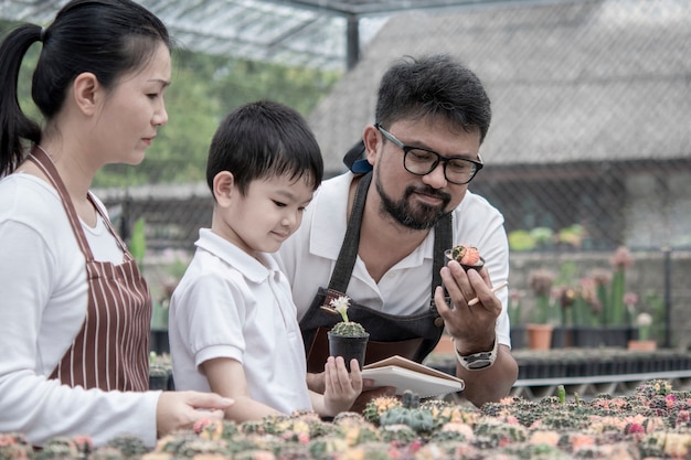 Foto la famiglia aiuta a prendersi cura del giardino dei cactus