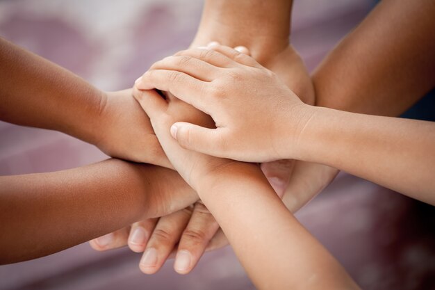 Famiglia che si tiene per mano insieme nel tono di colore vintage