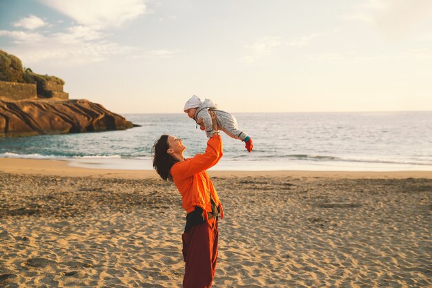 Vacanze in famiglia a tenerife spagna europa madre e bambino all'aperto sull'oceano