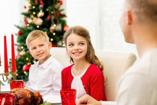 семья, праздники, поколение, рождество и концепция людей - улыбающаяся семья ужинает дома