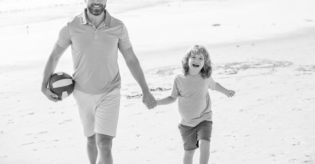 가족 휴가 스포츠 활동 자른 아버지와 아들이 해변에서 공을 들고 산책