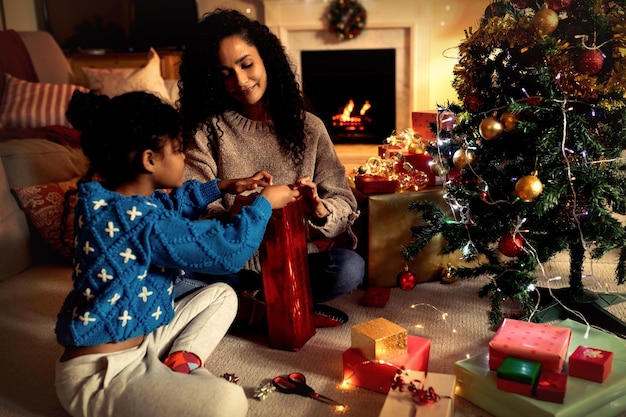 クリスマスの時期に家にいる家族