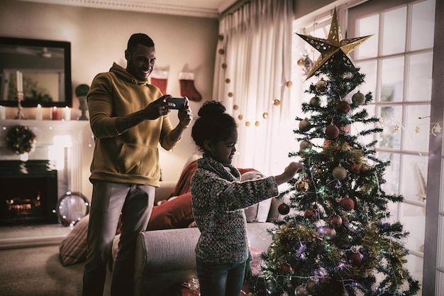 クリスマスの時期に家にいる家族