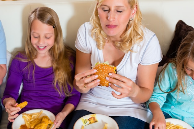 Photo family is eating hamburger or fast food