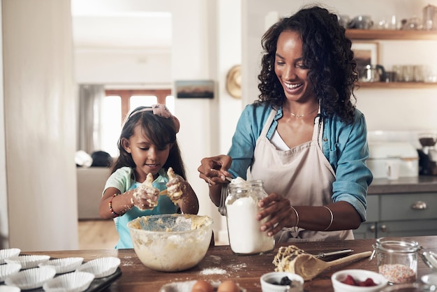 La famiglia è la musica che porta armonia inquadratura di una donna che cucina a casa con la sua giovane figlia