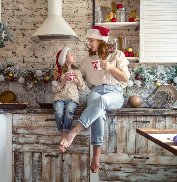 クリスマスの飾り付けをするキッチンの家族