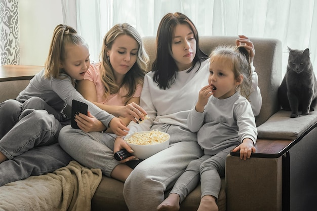 温かい家庭的な雰囲気の中で、子供たちと家族の余暇のコミュニケーション