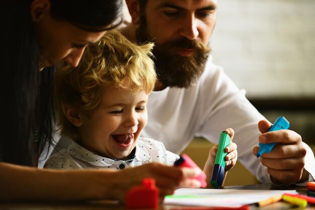 Photo family leisure happy mother father and little child drawing happy loving family at home early childh