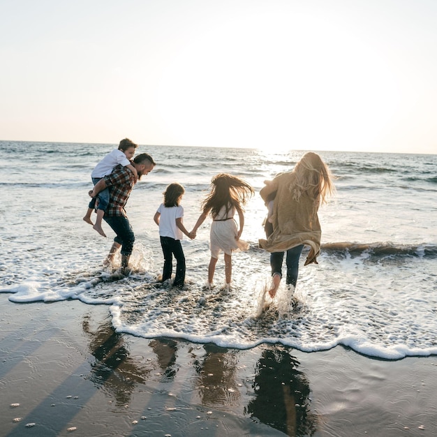 Foto stile di vita familiare che ha amore e felice insieme le vacanze estive viaggiano in spiaggia