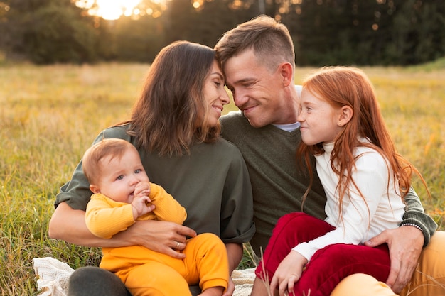 Photo family lifestyle outdoors in autumn time