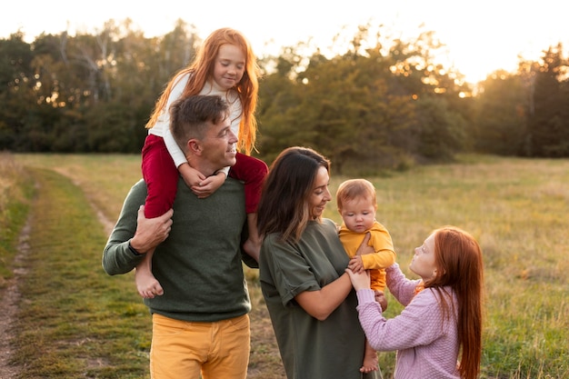 Photo family lifestyle outdoors in autumn time