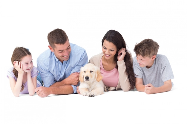 Famiglia che esamina cucciolo mentre trovandosi