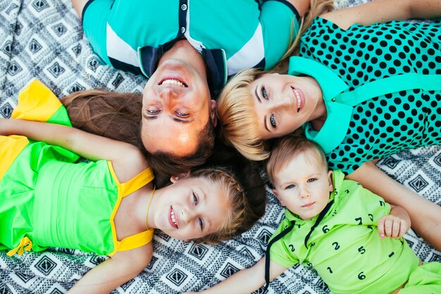 Foto famiglia sdraiata nel parco