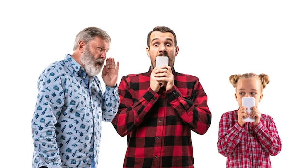 Foto membri della famiglia che discutono tra loro su sfondo bianco per studio.