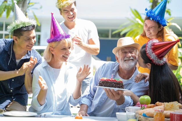 写真 家族が先輩の誕生日を祝う