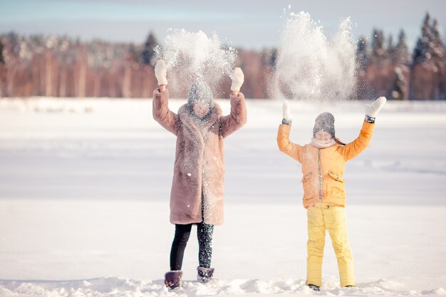 Photo family of mom and kid vacation on christmas eve outdoors